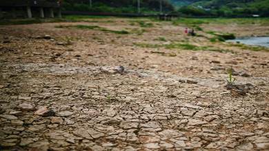 جفاف المياه والجداول في الصين بس ارتفاع درجات الحرارة العالية